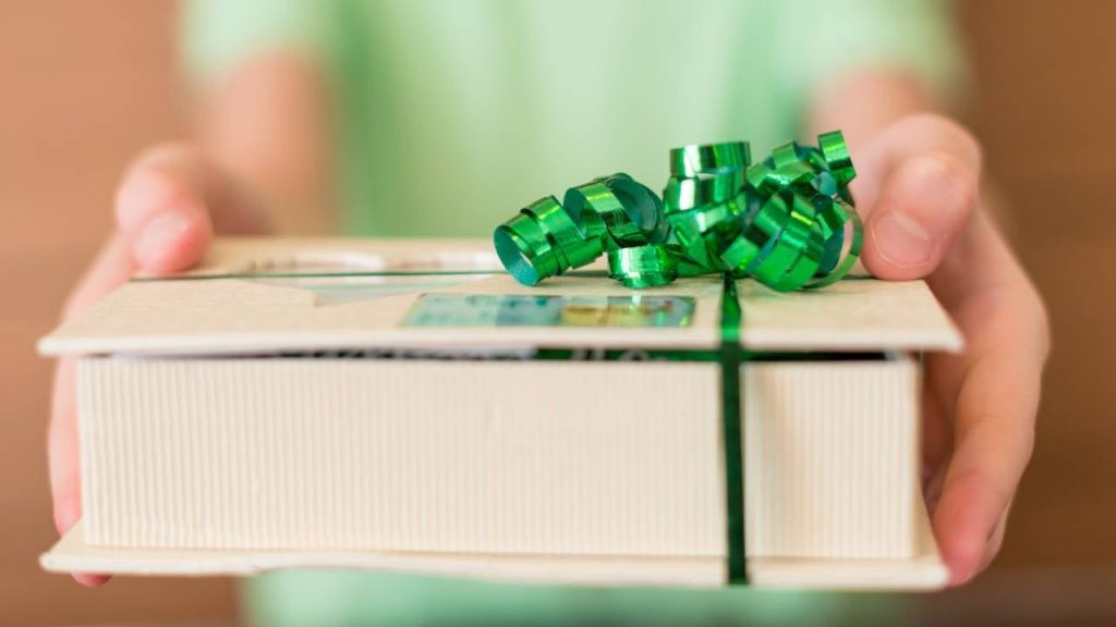 How to give stock as a holiday gift