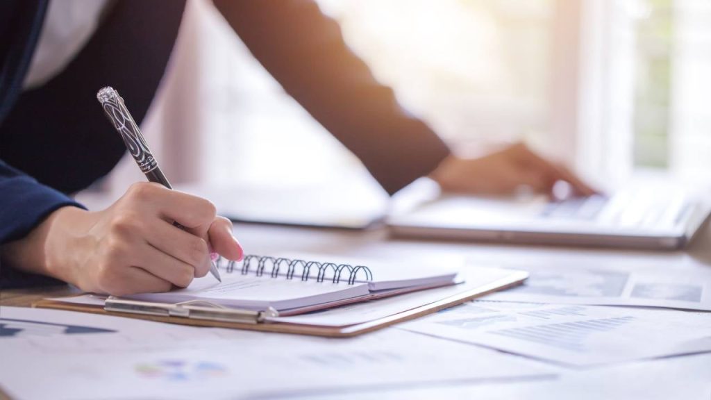 How to avoid financial advisor scams